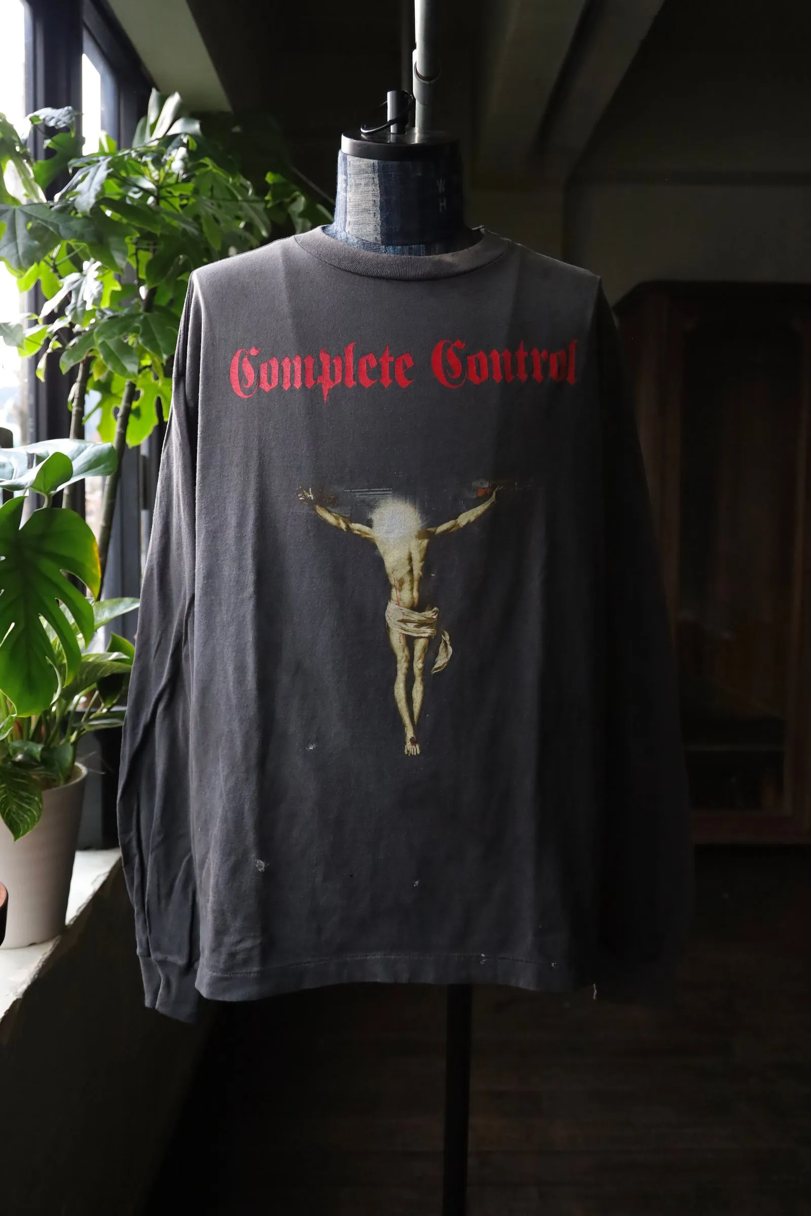 SAINT Mxxxxxx × Kosuke Kawamura KK_LS TEE/COMPLETE CONTRL/BLK KK joint model Jesus AK submachine gun cross long-sleeved TEE Washed black S-XL KK joint model creative submachine gun Jesus cross The fading of sulfur dye on ready-to-wear and washed water to make it old Hand-splashed ink hole processing The printing is repeatedly modified to outline the ultimate restoration ZP Cylindrical side seam high weight fabric Stiff and comfortable Correct accessories Customized co-branded wash mark/little angel mark, top purchasing agent level